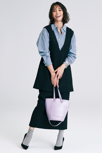 ブルーのストライプ柄シャツ×黒チュニック×黒タイトスカート